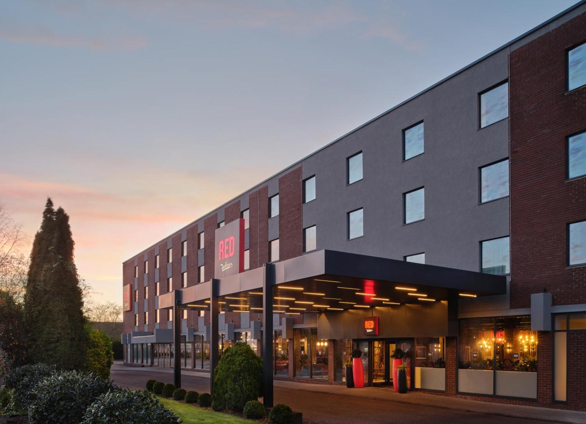 Hotel Radisson Red London Gatwick Airport Crawley  Exterior foto