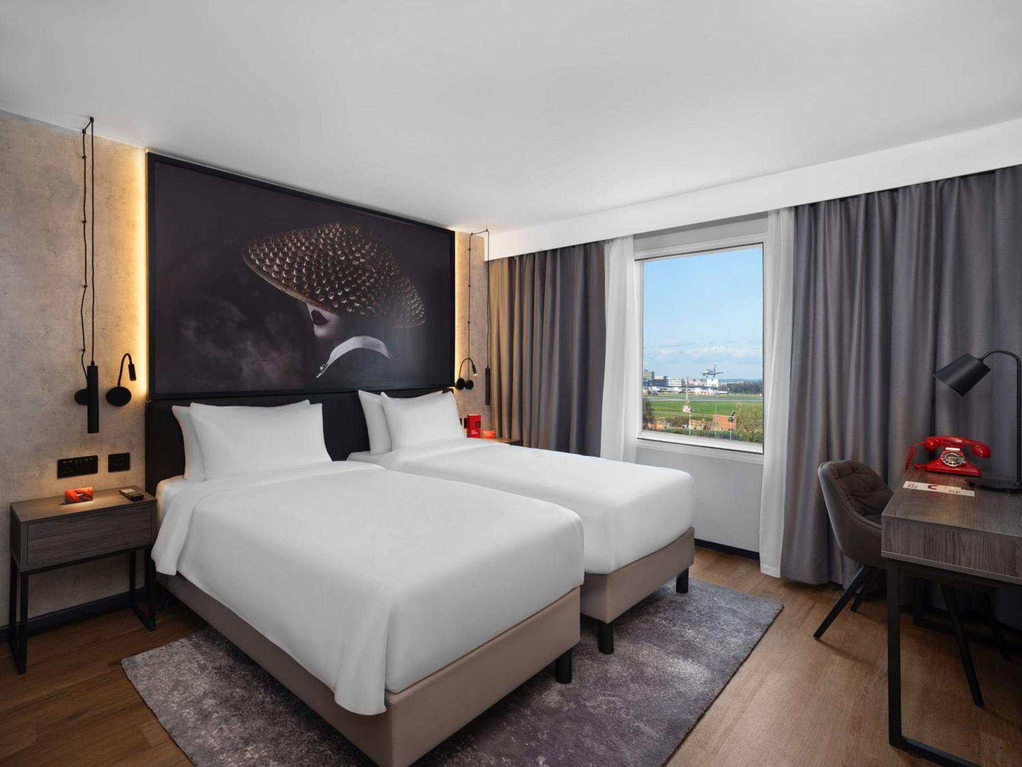 Hotel Radisson Red London Gatwick Airport Crawley  Exterior foto